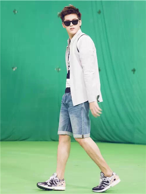 吴亦凡代言纽约美宝莲 与李易峰PK谁是代言王