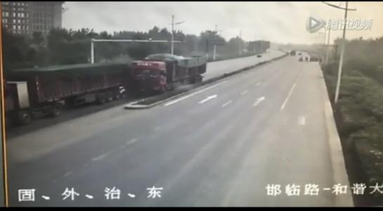 邯郸发生重大车祸 两辆大车前后挤压面包车变