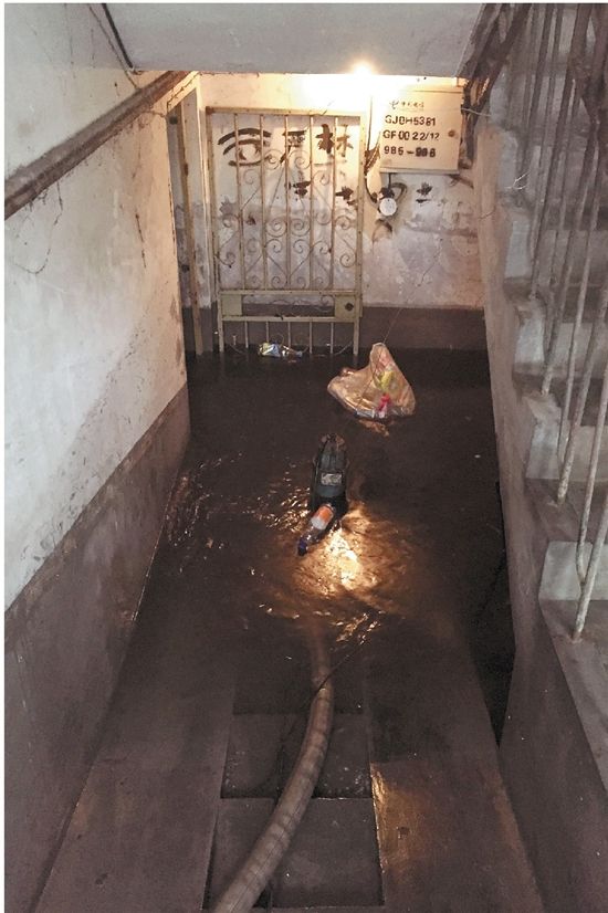 地下室积水1.5米 14岁男孩踹开房门游泳逃生