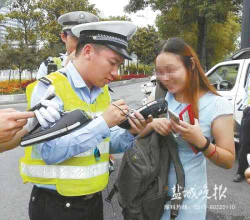 低头族闯红灯 盐城市区行人违章首吃罚单