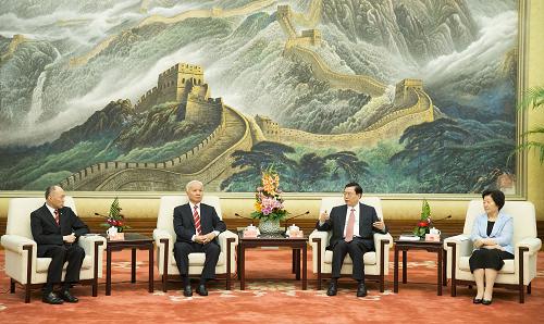 7月21日,中共中央政治局常委、全国人大常委会委员长张德江在北京人民大会堂会见以港区全国政协委员杨钊先生为团长的香港中华总商会访京团全体成员。新华社记者 黄敬文 摄