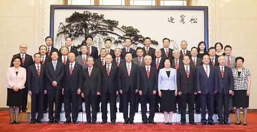 7月21日,中共中央政治局常委、全国人大常委会委员长张德江在北京人民大会堂会见以港区全国政协委员杨钊先生为团长的香港中华总商会访京团全体成员。 新华社记者 黄敬文 摄
