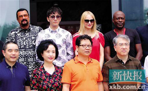 李东学首次与外国演员合作 逢人say hello!