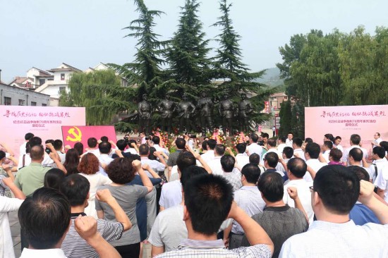 參加啟動儀式的全體黨員在黨旗下宣誓，重溫入黨誓詞。（陸加杰 攝）