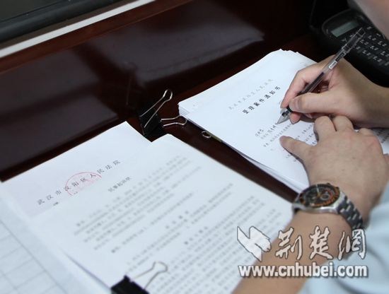 武汉高空抛物致女婴伤残案立案 父母起诉128户