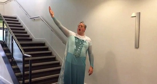 英国男老师扮 冰雪公主 演唱送别毕业班 幽默感