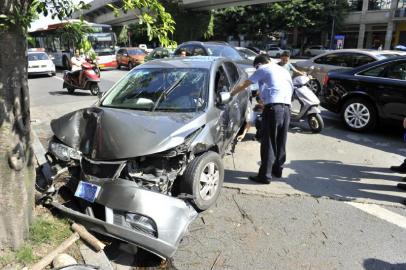 成都套牌专车上路被查 司机摸出西瓜刀袭警(图