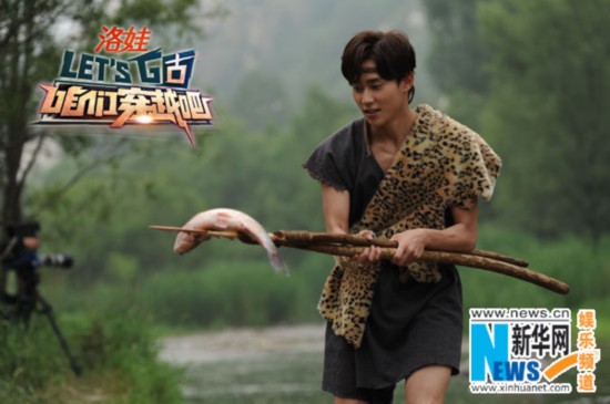 UNIQ金圣柱呆萌玩穿越 徒手叉鱼要娶美貂蝉(组