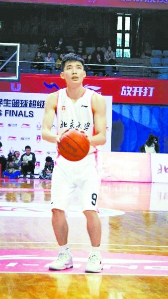 北大学子参加CBA选秀 刘鸿博运球灵活速度奇