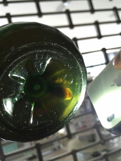 康师傅绿茶中喝出褐色果冻