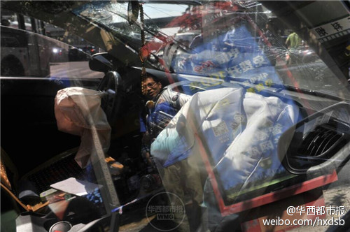 成都:专车套牌上路被拦 撞到树后司机逃跑