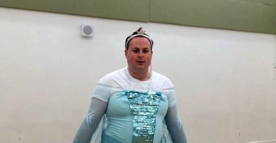 英国男老师扮 冰雪公主 演唱送别毕业班 幽默感