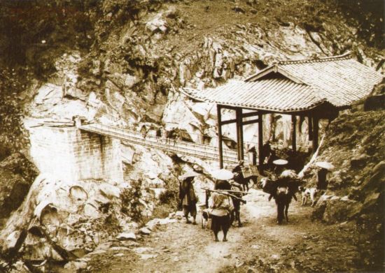 西南丝绸之路:从茶马古道的烟尘,到天路的呼啸