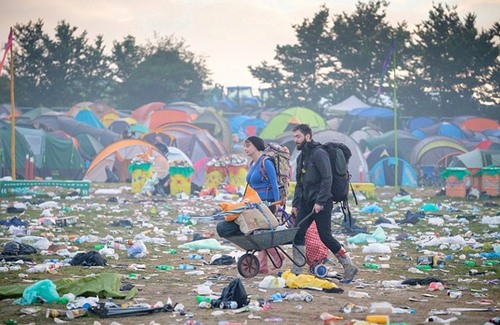 英國最大露天音樂節結束 留下近1700噸垃圾