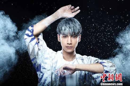 罗云熙拍另类写真 头发、衣服被染成灰白色_小