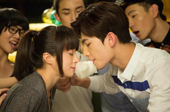 《旋风少女》杨洋胡冰卿隔空棉花糖kiss_内地