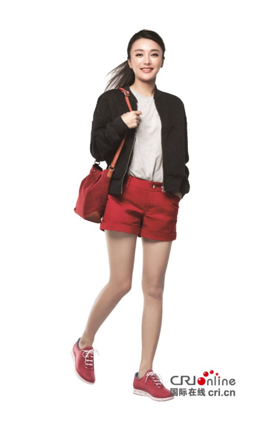 秦岚清新写真出炉 动感随性秀美腿(组图)