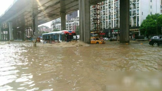 暴雨突袭武汉 地铁现“龙吐水”公交车变“船”