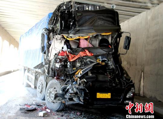 四川茂县发生连环追尾交通事故致1死1伤