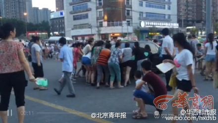 西安大妈为跳广场舞推走三辆汽车腾地方