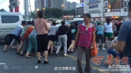 西安大妈为跳广场舞推走三辆汽车腾地方