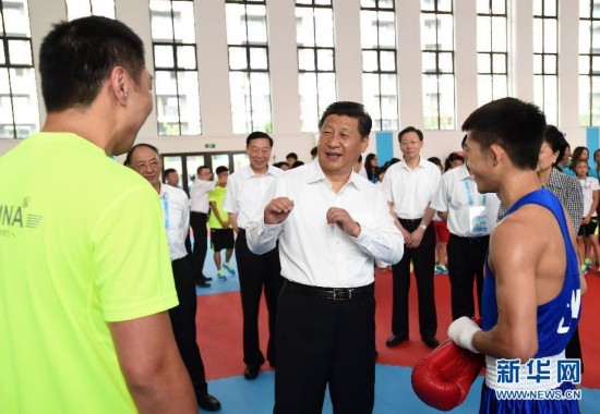 习近平和青年在一起