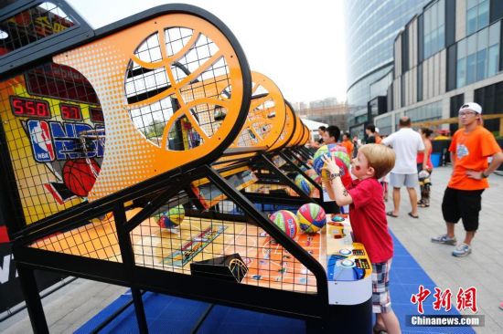 NBA篮球国度北京站活动 康利与球迷亲切互