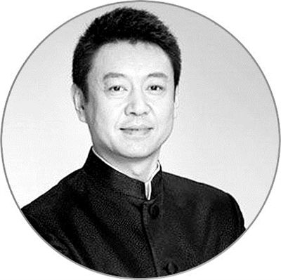 本報訊 （記者 祖薇)上周末，央視《新聞聯播》原主持人楊柳在微博上晒出從央視離職的審批表，透露自己將前往中央新影集團“開啟新旅程”。同時，早先宣布今年10月卸任愛奇藝首席內容官的馬東也在昨日宣布新去向，他將與歐弟、程雷一起出任東方衛視《巔峰拍擋Top Gear》第二季主持人，該節目將於10月19日起在東方衛視播出。