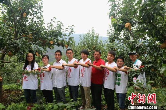 自费支农大学生为四川贫困村水果拍大片