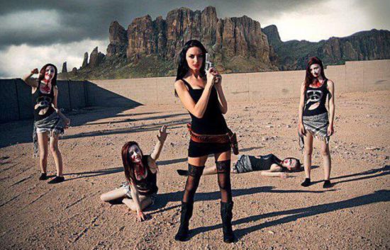 美女子两年扮演20余种角色走红网络