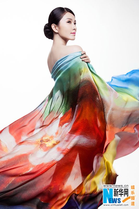 徐洁儿飘逸写真 亲自定做丝巾优雅女神范儿