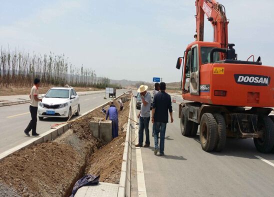 兰州新区经五路绿化景观工程进展顺利