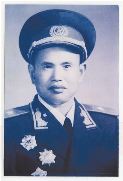 开国少将王耀南之子亿父辈:朱德送钢笔嘱咐写好字