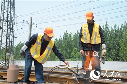 丰润工务段:坚守在高温下的钢轨焊轨工(图)