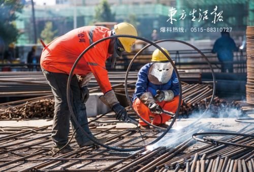 揭秘盐城高架工人:全天候施工最渴望下雨