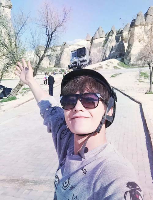 杨洋晒大头照瞬间点赞十几万 海量私照被赞 帅