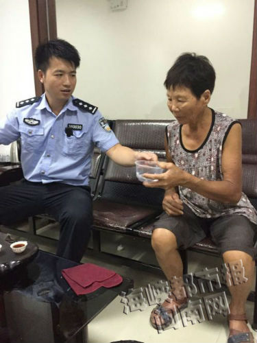 68岁聋哑阿婆迷路 漳浦16岁热心少女报警帮其