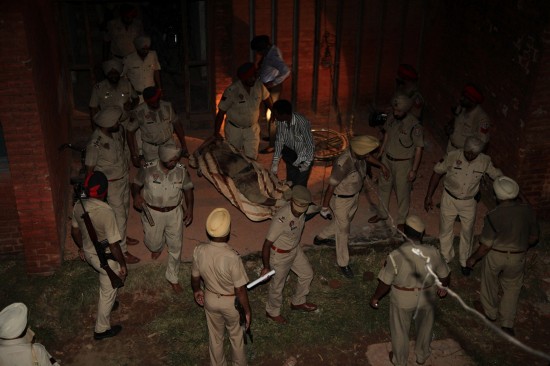恐怖分子穿军服袭击印度警局(高清组图)