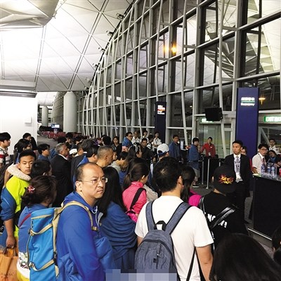 香港飞北京航班延误9小时 内地乘客推撞地勤被