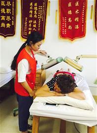 成都女孩参加完 一个人的高考 申请去医院做志愿者