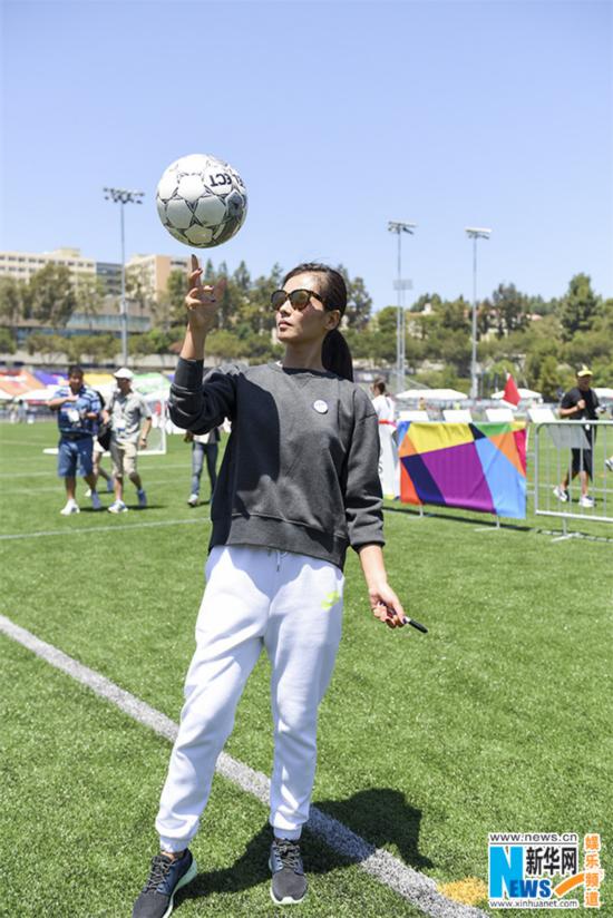 刘涛踢足球秀 不凡 脚法 贴 白胡子 逗趣(图)