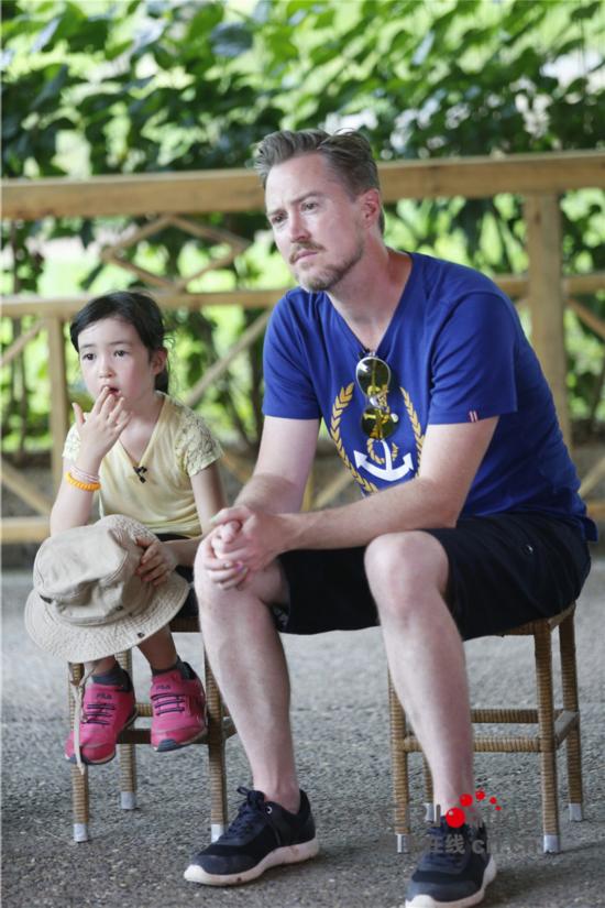 《爸爸去哪儿3》野象出没 丛林大逃亡轩轩被老