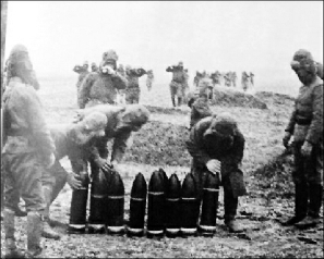 侵華日軍在搬運毒氣彈