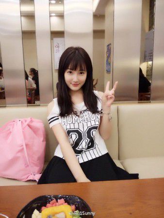 "最美校服女生"生活照曝光 长发及腰颜值爆表