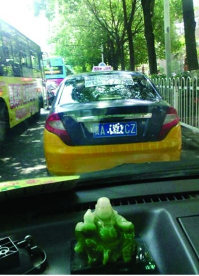 贵阳街头现高仿出租车 外观、顶灯一模一样