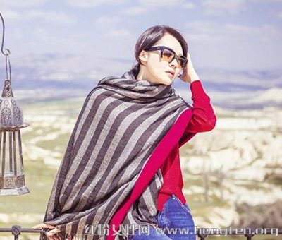 《花儿与少年2》许晴各种围巾丝巾混搭 低调不