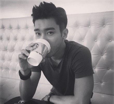 崔始源入伍刘雯等三年?始源晒照未带手镯石榴