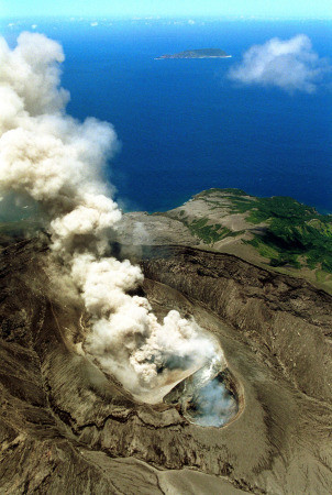 日本鹿儿岛一火山喷发 喷出千米高有色烟云(图