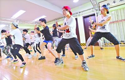 武汉有群中学生实习艺人 平时上学周末训练