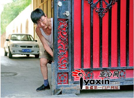 乌鲁木齐一小区花两年收入新装的大门被撞坏索